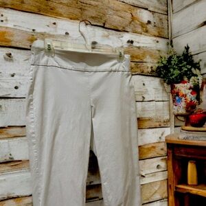 Attyre White Capris Size 8P .